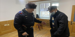 老人病发险些跌倒 民警暖心护送回家